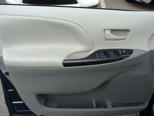 Toyota Sienna 2011 photo 3