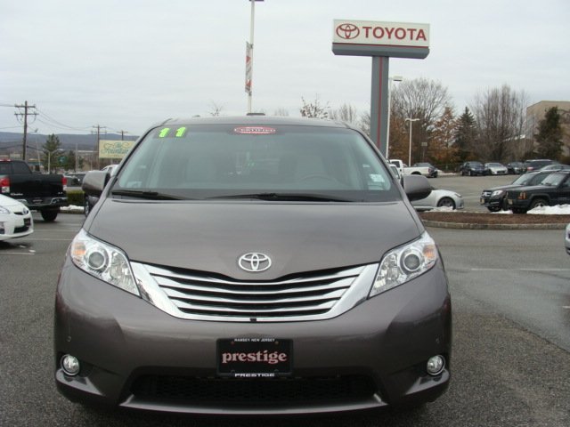 Toyota Sienna 2011 photo 1