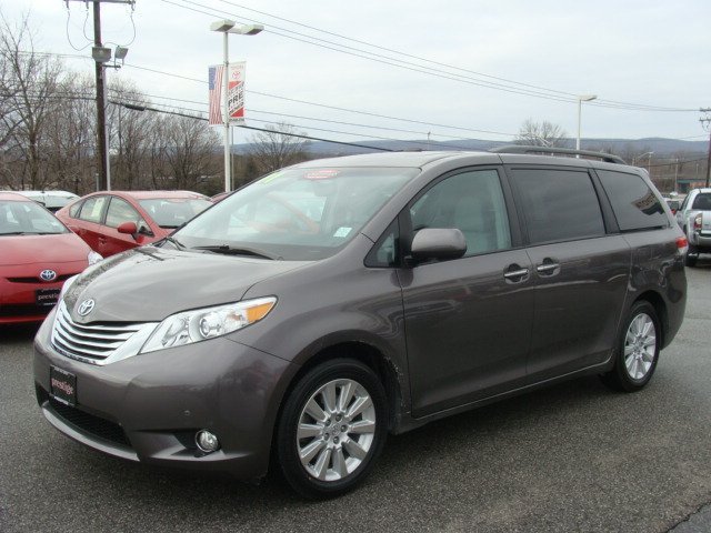 Toyota Sienna 2011 photo 2