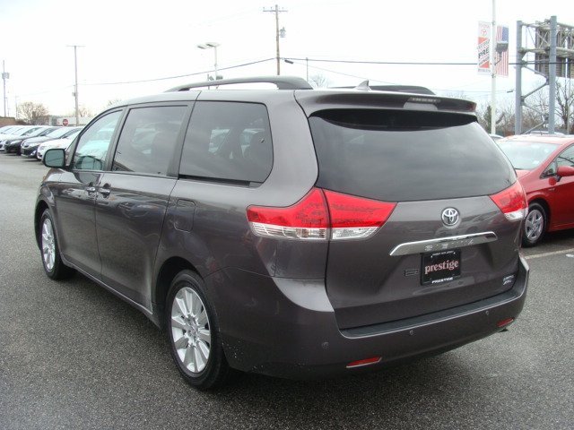 Toyota Sienna 2011 photo 3