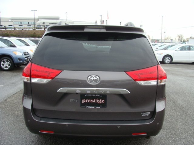 Toyota Sienna 2011 photo 4