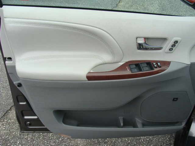 Toyota Sienna 2011 photo 5