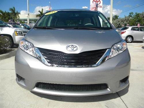 Toyota Sienna 2011 photo 1