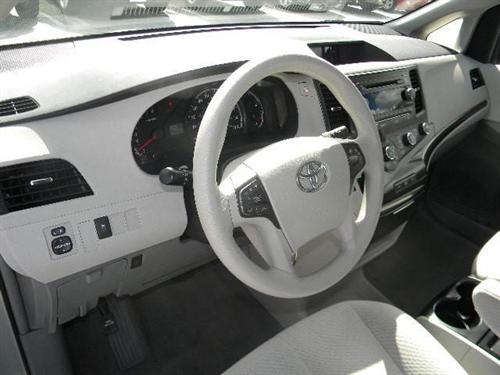 Toyota Sienna 2011 photo 4