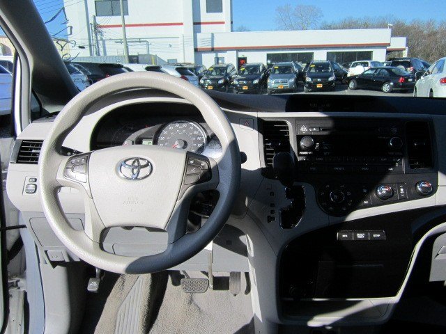 Toyota Sienna 2011 photo 4