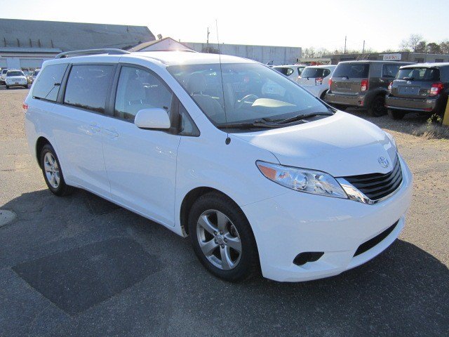 Toyota Sienna 2011 photo 3