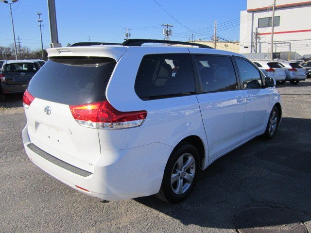 Toyota Sienna 2011 photo 2