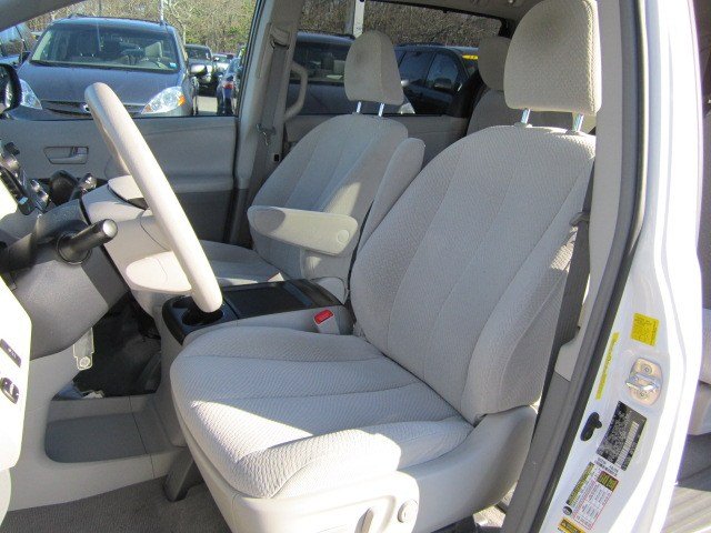 Toyota Sienna 2011 photo 5
