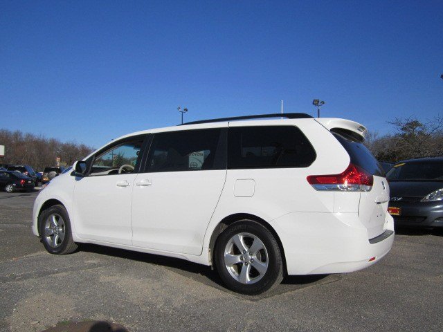 Toyota Sienna 2011 photo 1