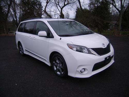 Toyota Sienna 2011 photo 1