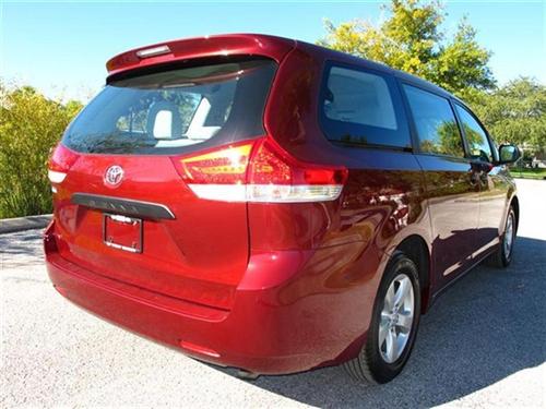 Toyota Sienna 2011 photo 1