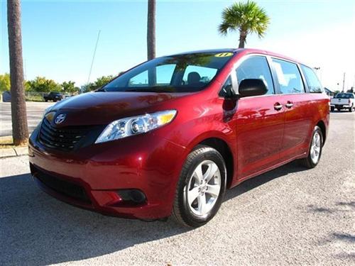 Toyota Sienna 2011 photo 2
