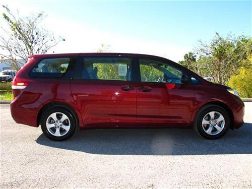 Toyota Sienna 2011 photo 4