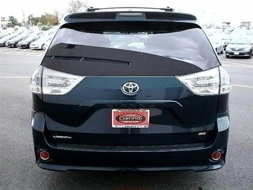 Toyota Sienna 2011 photo 2