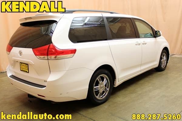 Toyota Sienna 2011 photo 3