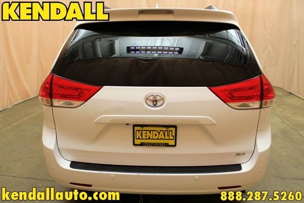 Toyota Sienna 2011 photo 4