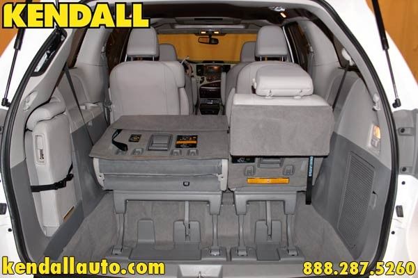 Toyota Sienna 2011 photo 5