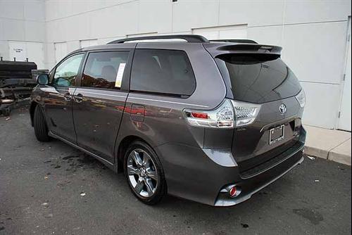 Toyota Sienna 2011 photo 2