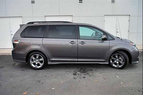 Toyota Sienna 2011 photo 4