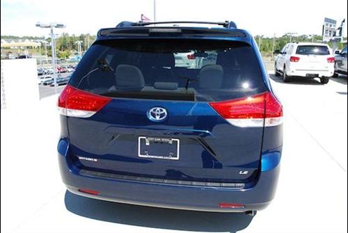 Toyota Sienna 2011 photo 1