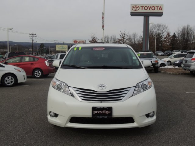 Toyota Sienna 2011 photo 1