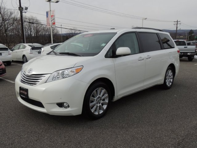 Toyota Sienna 2011 photo 2