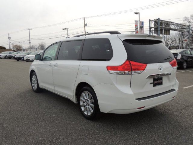 Toyota Sienna 2011 photo 3
