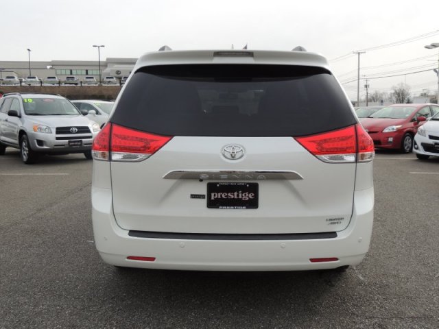 Toyota Sienna 2011 photo 4