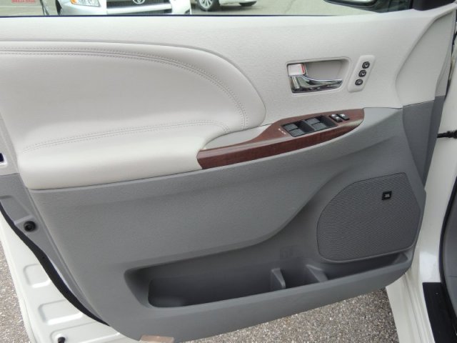 Toyota Sienna 2011 photo 5