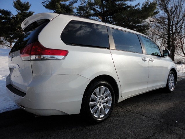 Toyota Sienna 2011 photo 1