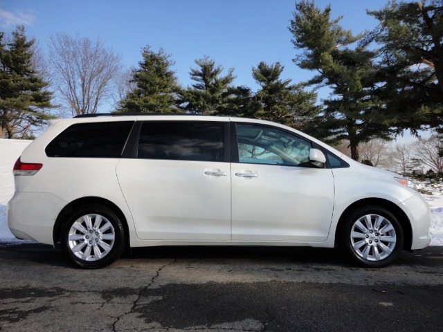 Toyota Sienna 2011 photo 2