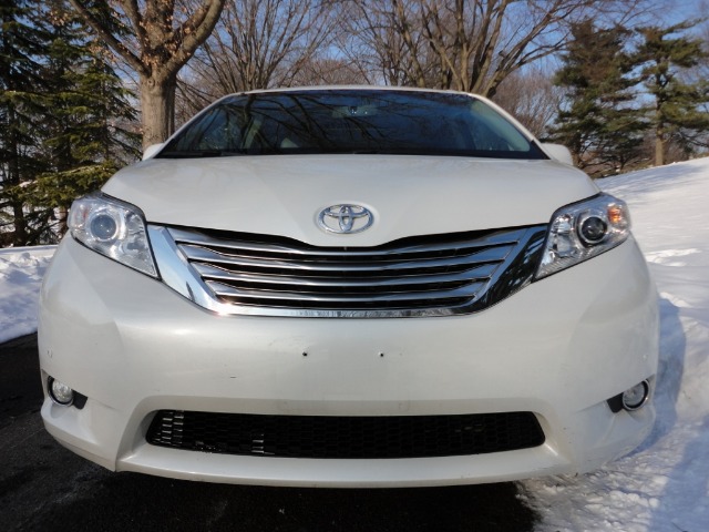 Toyota Sienna 2011 photo 3
