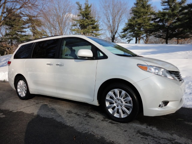 Toyota Sienna 2011 photo 4