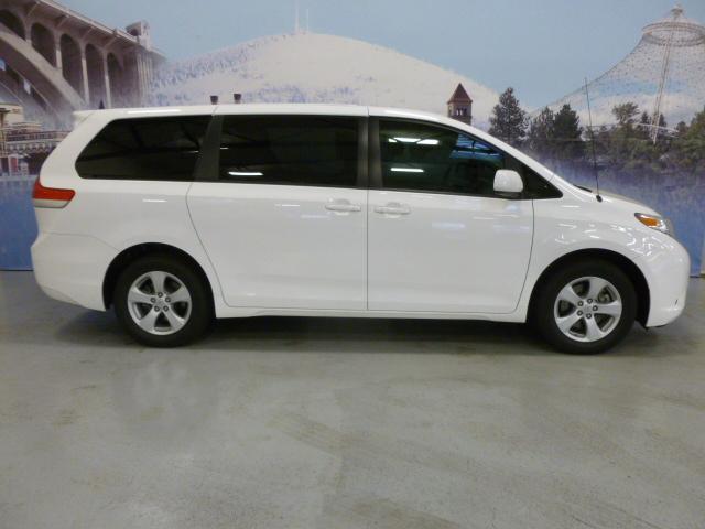 Toyota Sienna 2011 photo 1