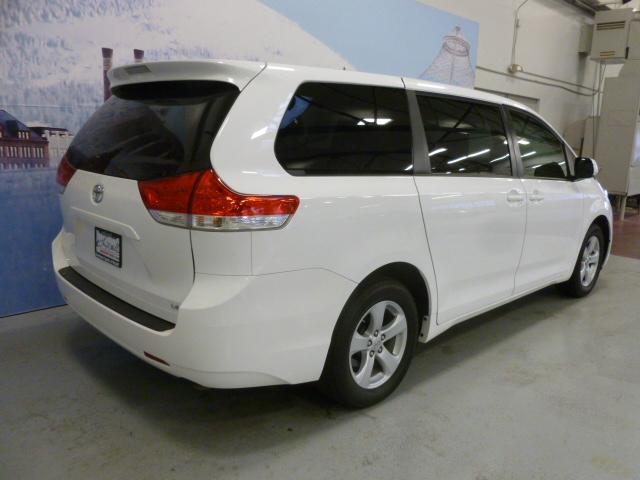 Toyota Sienna 2011 photo 2