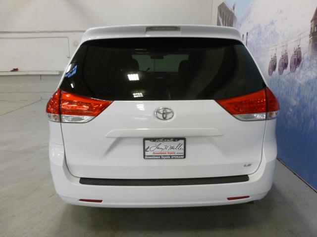 Toyota Sienna 2011 photo 3