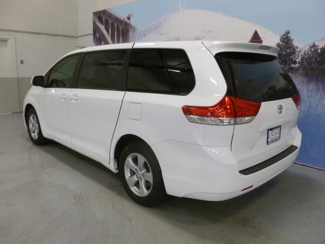 Toyota Sienna 2011 photo 4