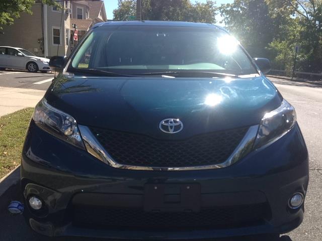 Toyota Sienna 2011 photo 1