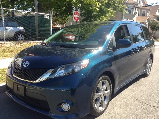 Toyota Sienna 2011 photo 2