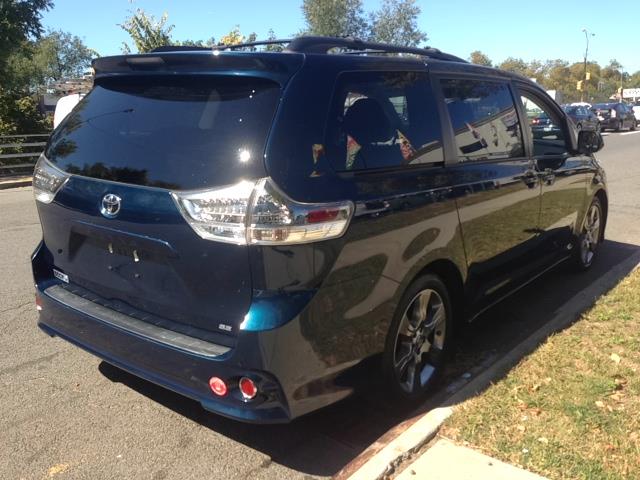 Toyota Sienna 2011 photo 3