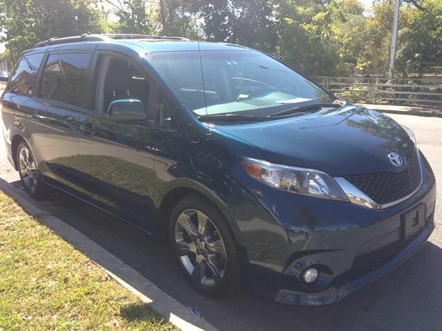 Toyota Sienna 2011 photo 4