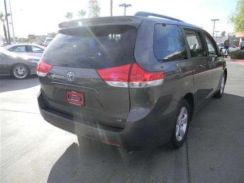 Toyota Sienna 2011 photo 1