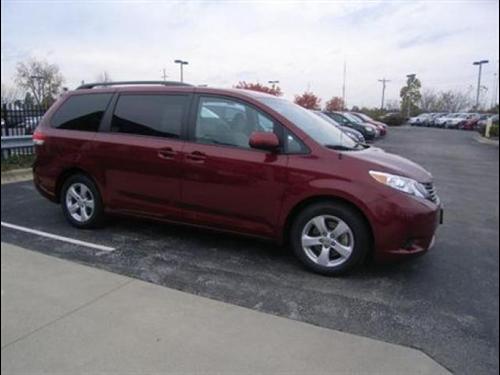 Toyota Sienna 2011 photo 2