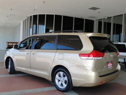 Toyota Sienna 2011 photo 1