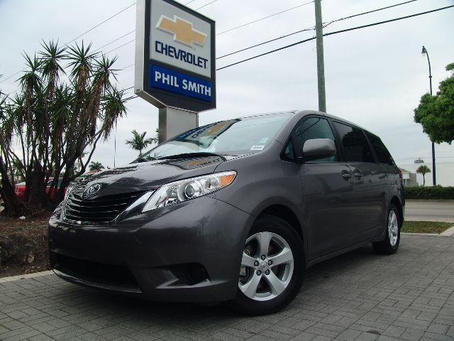 Toyota Sienna 2011 photo 1