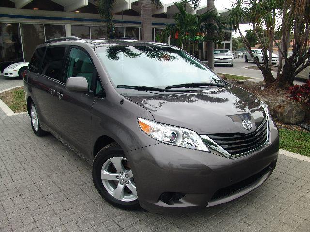 Toyota Sienna 2011 photo 2