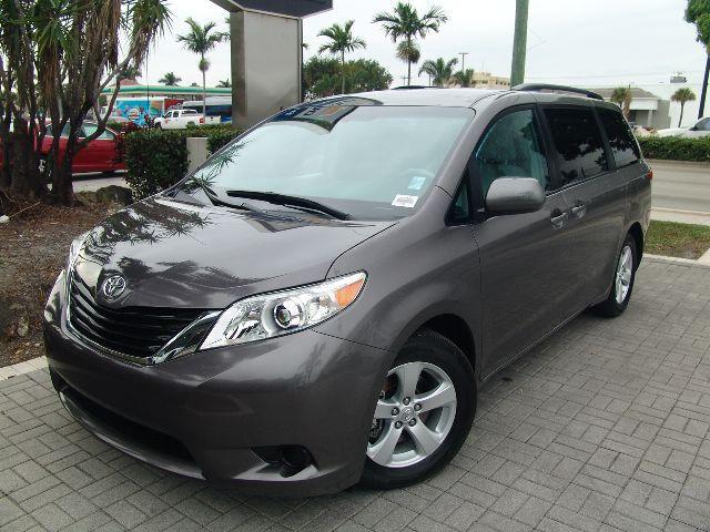 Toyota Sienna 2011 photo 3