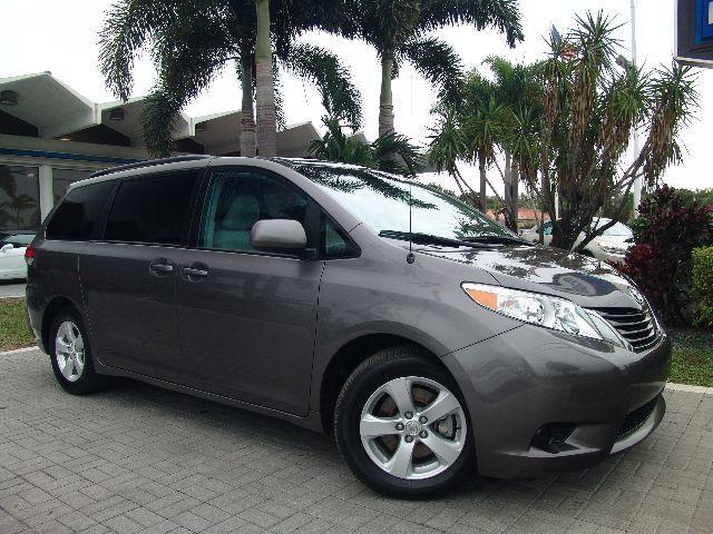 Toyota Sienna 2011 photo 4