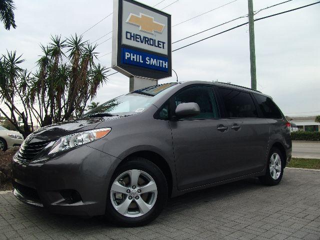 Toyota Sienna 2011 photo 5