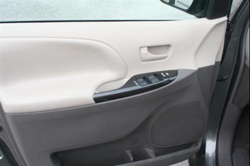 Toyota Sienna 2011 photo 2